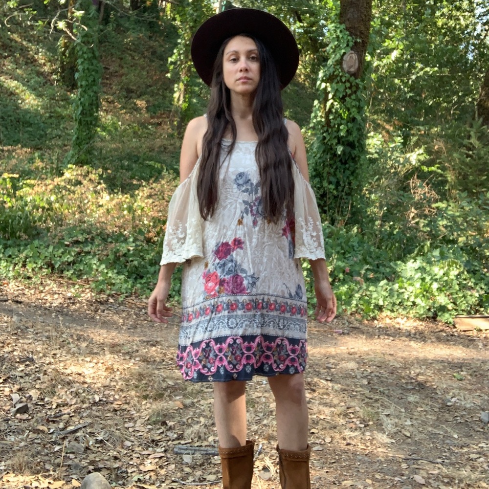 Open shoulder, floral print dress w/ lace sleeves